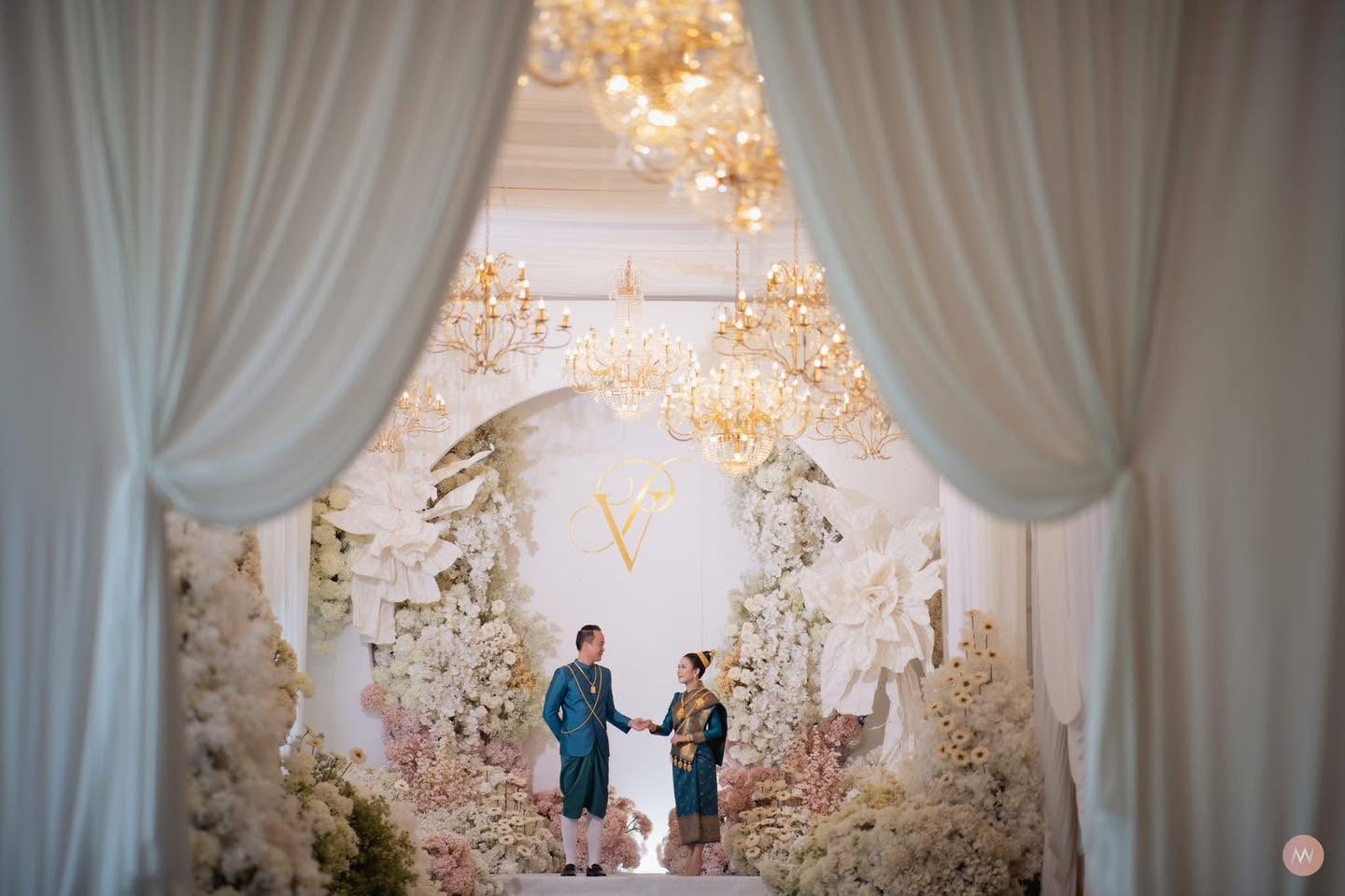 ຊາ ❤️ ຝົນ ——————— ✨ ງານແຕ່ງດອງສີຂາວ ແລະ ສີຂຽວ 🌿🤍 ຄວາມຮັກທີ່ລຽບງ່າຍ, ແຕ່ເຕັມໄປດ້ວຍຄວາມອົບອຸ່ນ. ດອກໄມ້ສີຂາວ ແລະ ສີຂຽວໃນມື້ນີ້ ເປັນສັນຍາລັກຂອງຄວາມຮັກທີ່ສົດໃສ ອີກຫນຶ່ງງານທີ່ພວກເຮົາຕັ້ງໃຈ ສ້າງທຸກດີເທວ ເພື່ອໃຫ້ວັນສຳຄັນຂອງງານ   ຊາ ❤️ ຝົນ ເຕັມໄປດ້ວຍຄວາມຊົງຈຳທີ່ສວຍງາມ