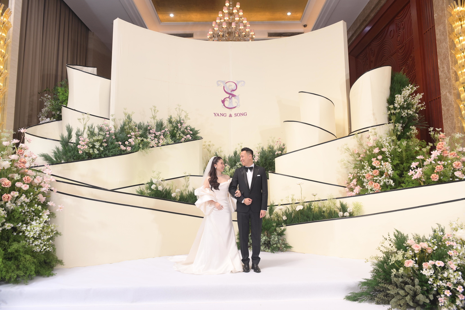 YANG & SONG ——————— ເລີ່ມຕົ້ນ Season ໃໝ່ 2024 ດ້ວຍການອອກແບບງານຢ່າງລົງຕົວເພື່ອມອບຄວາມຊົງຈຳໃຫ້ກັບຄູ່ບ່າວສາວ YANG & SONG ເຕີມເຕັມຄວາມຮັກ ຄວາມສົດໃສໃຫ້ກັບການເລີ່ມຕົ້ນໃໝ່ Season ນີ້ດ້ວຍໂທນສີແຫ່ງຄວາມຊົດຊື່ນ ເລິກເຊິງສວຍງາມທຸກມຸມມອງ ດ້ວຍໂທນສີນ້ຳເງີນ ໃນທຸກຊ້ວງເວລາແຫ່ງຄວາມຮັກ